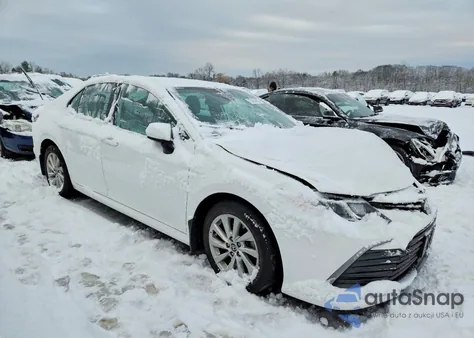 2021 Toyota Camry Le z USA, uszkodzony, nr VIN 4T1C11AK2MU546115